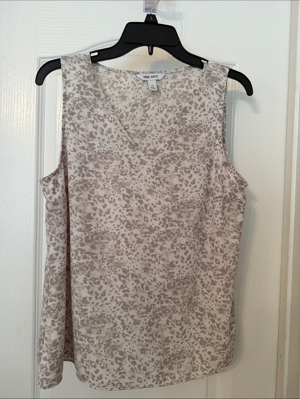 Nine West grey and white Printed V-Neck Sleeveless Camisole medium